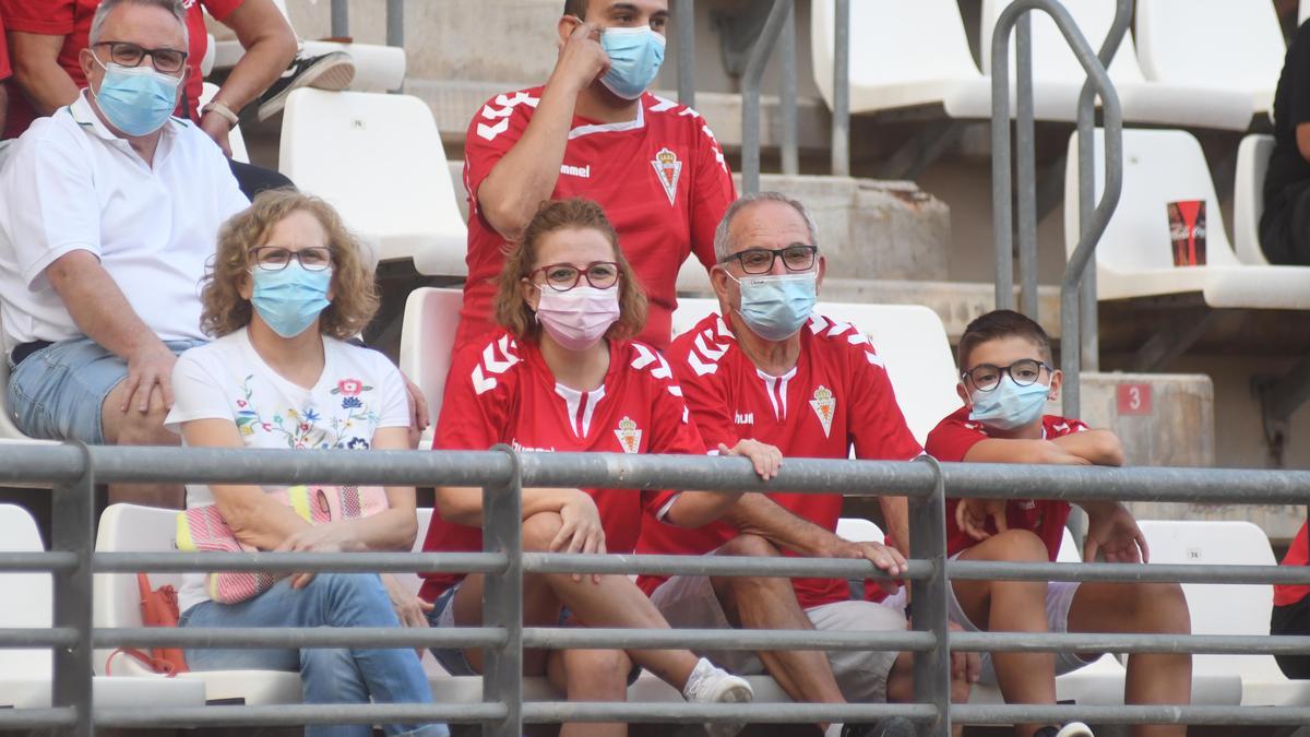 Aficionados con sus mascarillas en las gradas de Nueva Condomina.