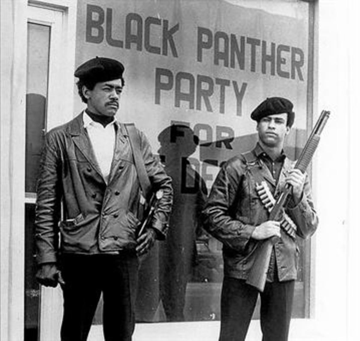 Foto icònica de Bobby Seale, esquerra, i Huey Newton, fundadors de l’organització. Foto icònica de Bobby Seale, esquerra, i Huey Newton, fundadors de l’organització.