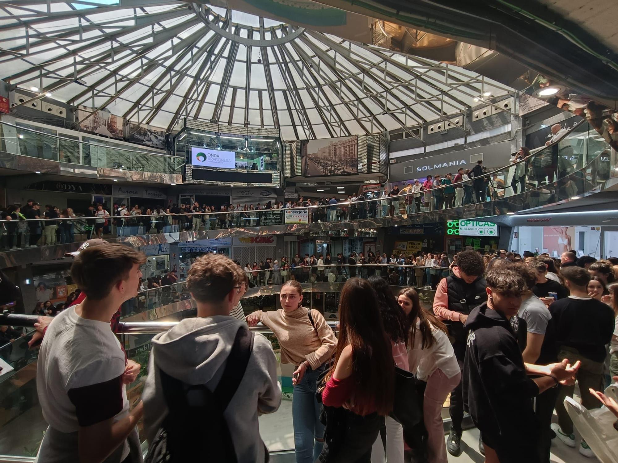 De calle Cádiz a plaza España: miles de jóvenes hacen fila para comprar las entradas de Espacio Zity en Zaragoza