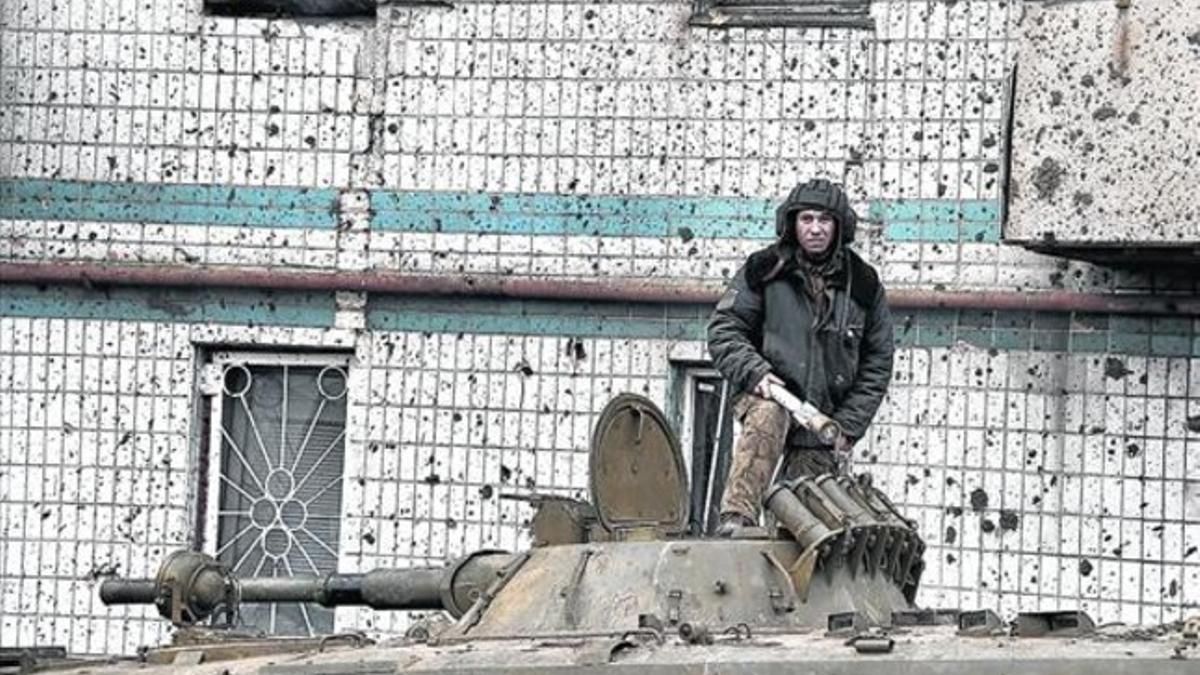 Un rebelde prorruso prepara las municiones de un tanque en el aeropuerto de Donetsk.