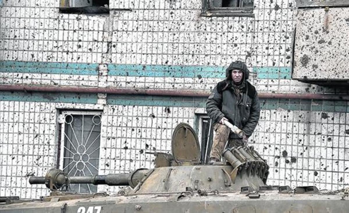 Un rebel prorús prepara les municions d’un tanc a l’aeroport de Donetsk.