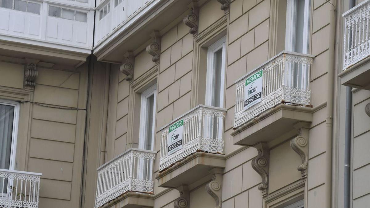 Carteles de ‘Se vende’ en una vivienda en A Coruña. |   // VÍCTOR ECHAVE