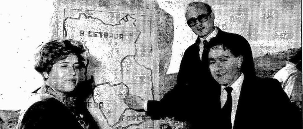 La entonces alcaldesa de A Estrada, Elvira Fernández, junto a los regidores de Forcarei, Brea Porto, y Cerdedo, José Luis Jorge Caramés.