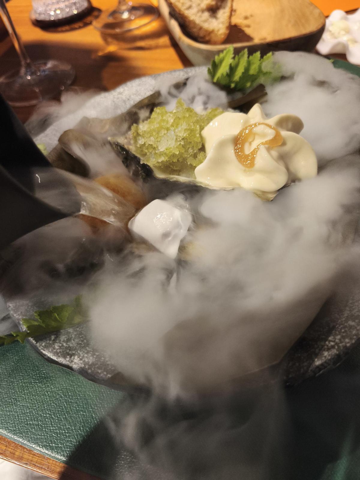 La ostra con el granizado de pepino y sake.