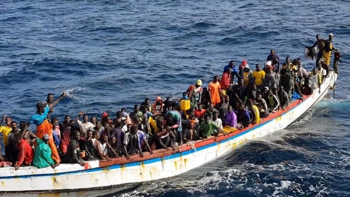 Un cayuco con 215 personas rescatado ante las costas de Mauritania, el pasado octubre.