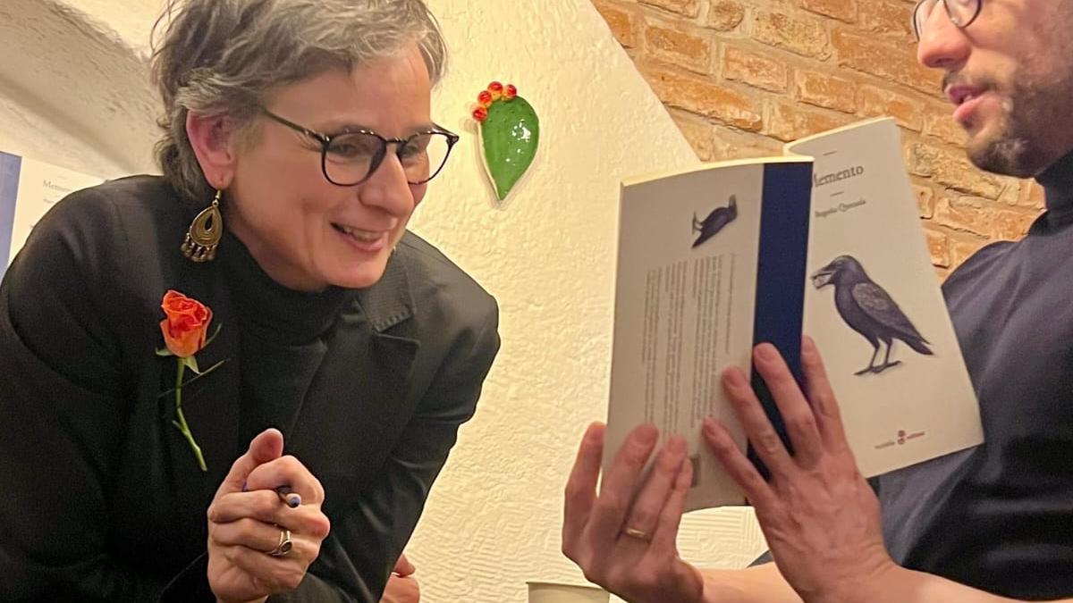 Begoña Quesada, ante un ejemplar de su última novela, "Memento".