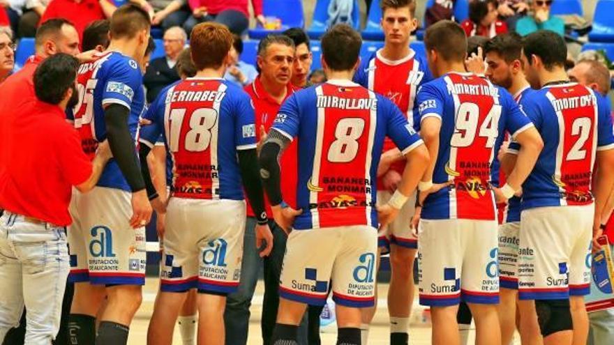 Óscar Gutiérrez, técnico de Agustinos, se dirige a sus jugadores para darles instrucciones.