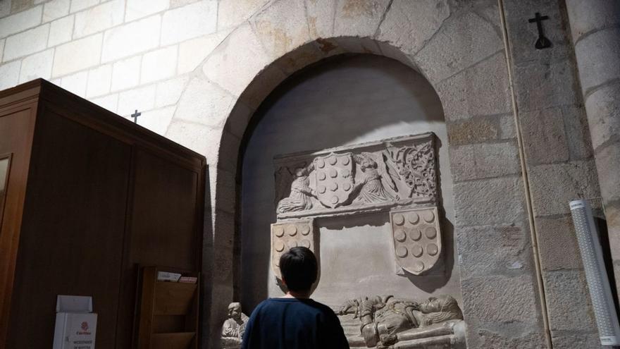 Una mujer observa una de las puertas cegadas décadas atrás donde situaron un sepulcro en San Juan. | J.L.F.