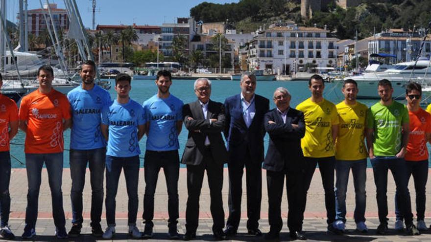 Foto de família de la presentació del Campionat Fundació, ahir al Port de Dénia.