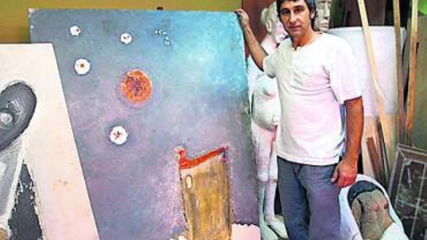 Guillermo Lago Lourido, con algunas de sus obras en el taller de su casa en Buyeres, Nava.