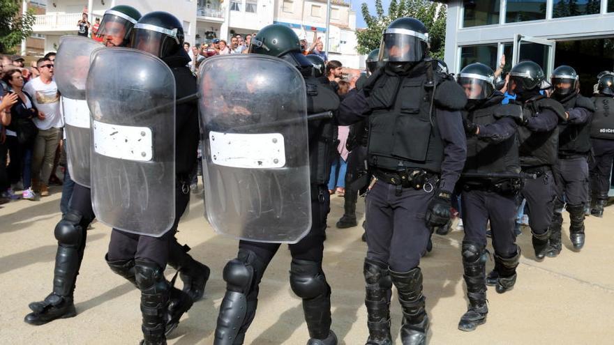 Fila d&#039;agents antiavalot de la Guàrdia Civil sortint del Pavelló Firal de Móra la Nova