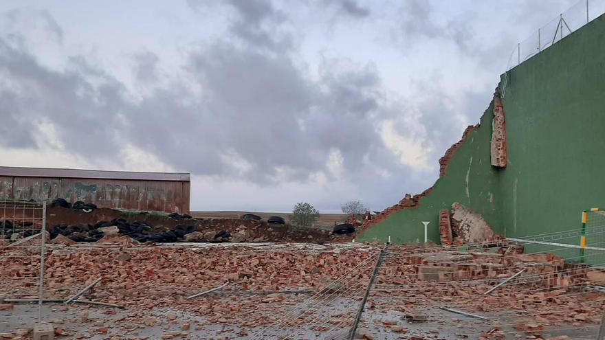 El viento derriba un frontón en Zamora