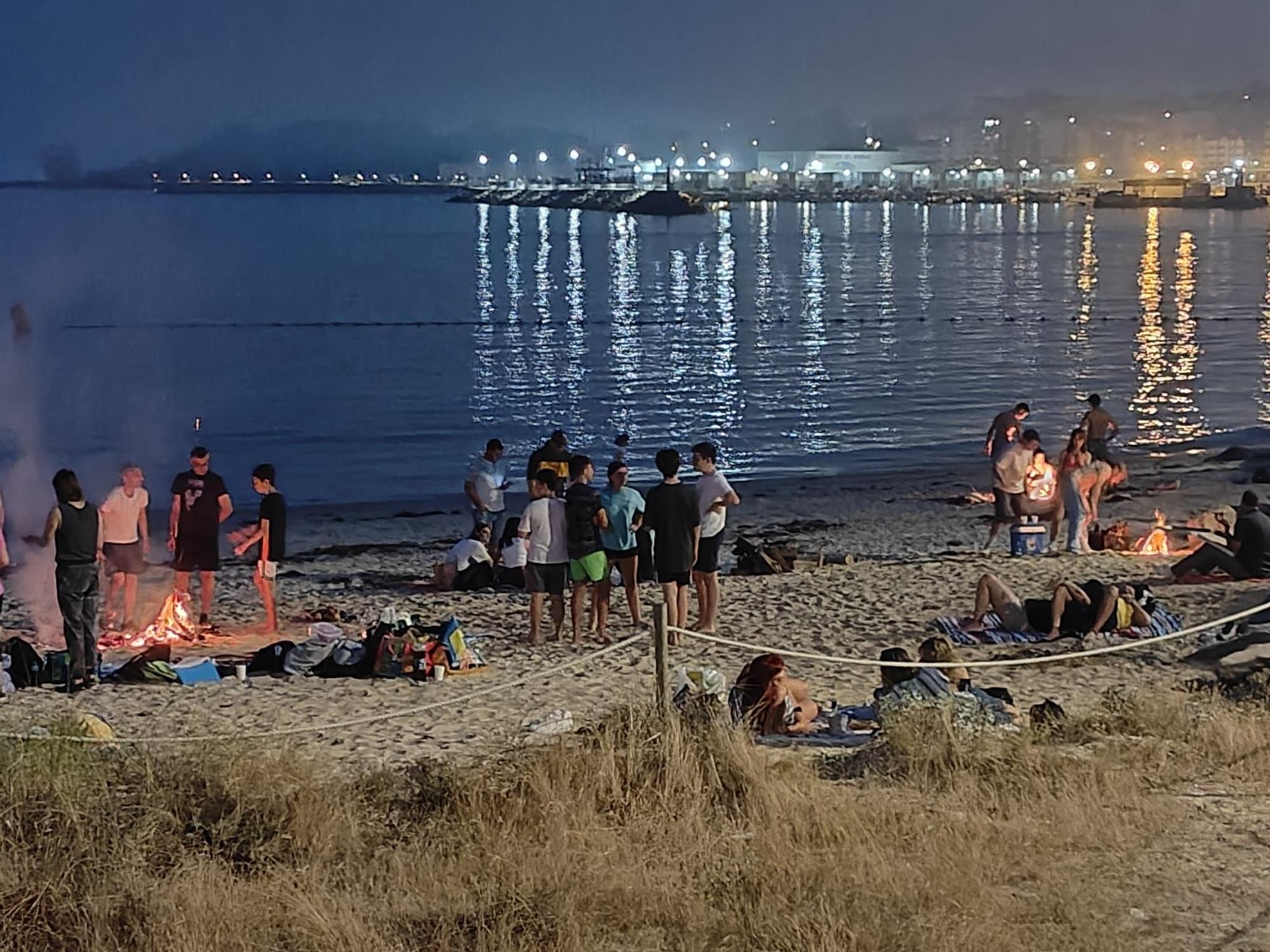 La noche de San Xoán en la céntrica playa de Rodeira, en Cangas