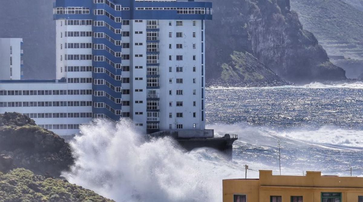 Olas de seis metros de altura que afectan al litoral en varias islas