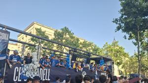 Los jugadores del Sabadell festejan el ascenso con su afición en la rúa de este sábado.