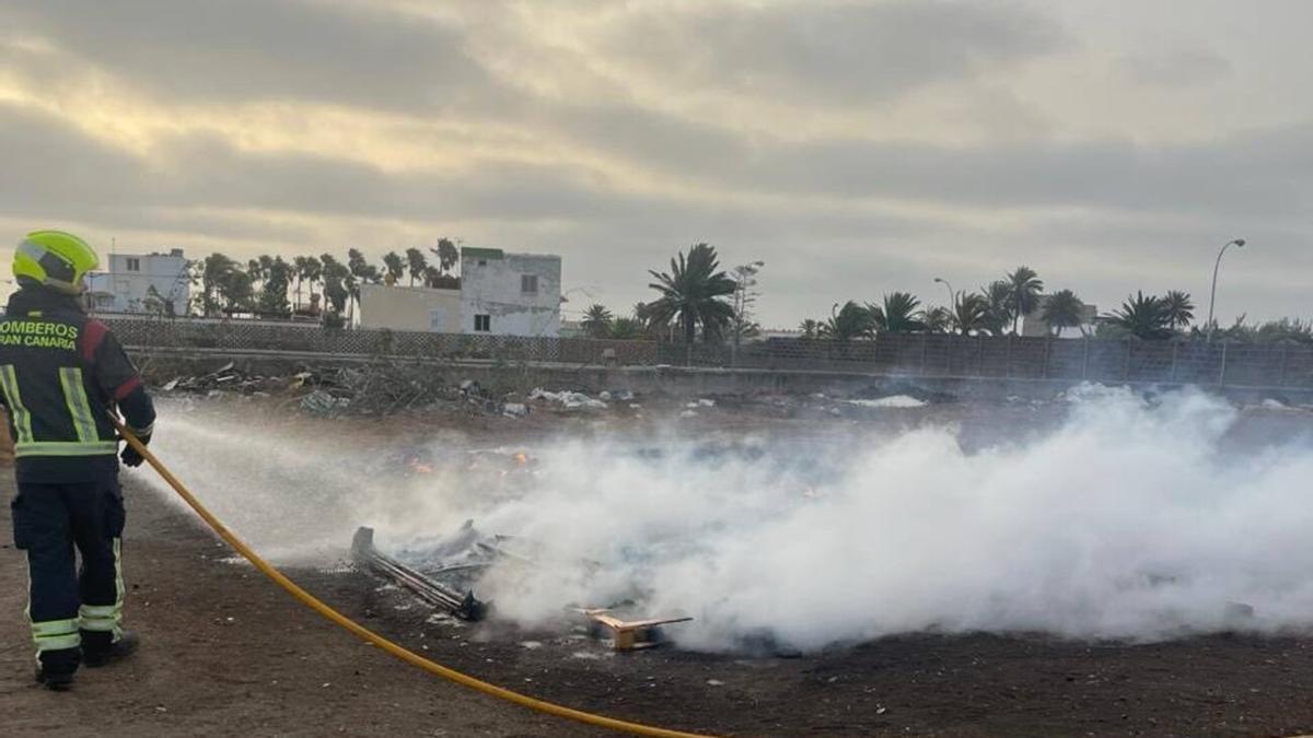 Un incendio en una finca junto a la GC-10 en Telde moviliza a bomberos y a la Policía Local