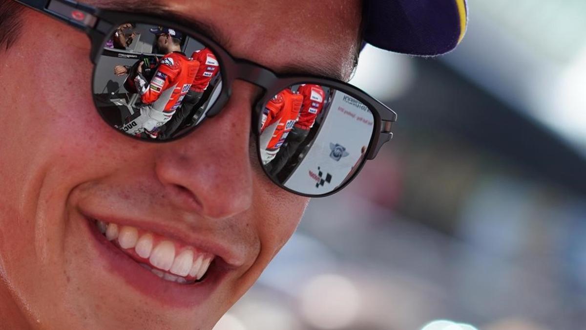 Jorge Lorenzo (Ducati) aparece reflejado en las gafas de Marc Márquez (Honda), en la parrilla de Spielberg (Austria).