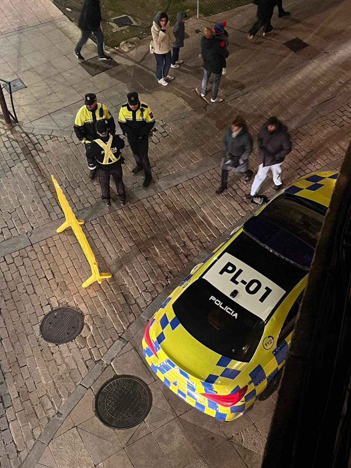 Policías de servicio en Plasencia, durante la cabalgata de Reyes.