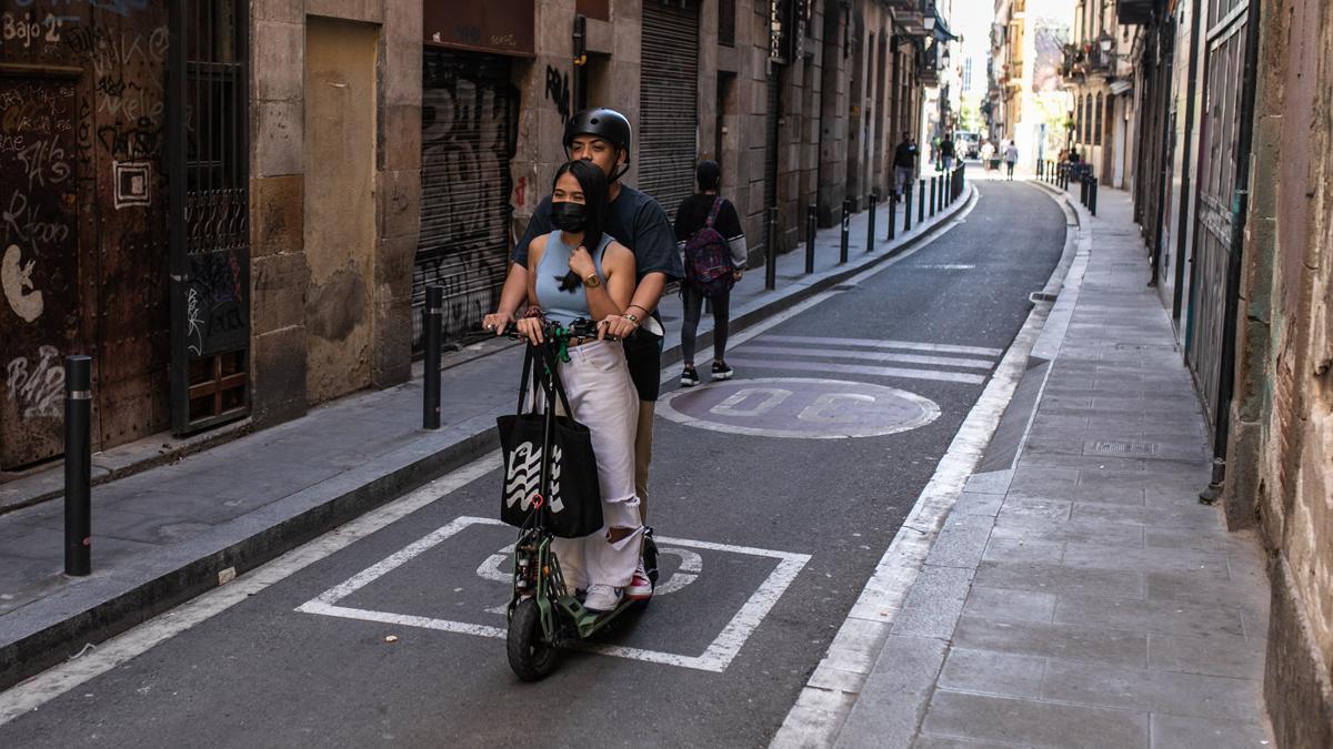 Un patinete por una calle de Barcelona