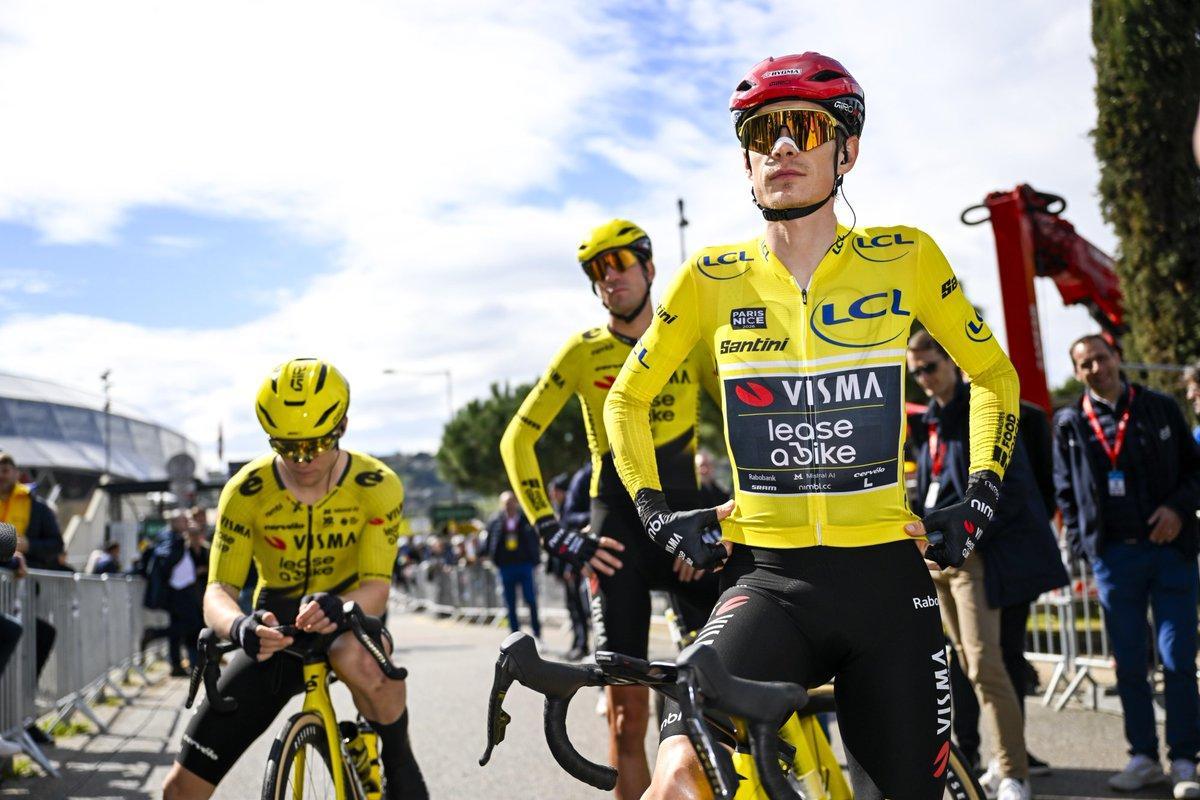 Jonas Vingegaard, de amarillo, junto a sus compañeros del Visma, en la París-Niza