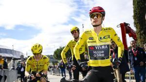 Jonas Vingegaard, de amarillo, junto a sus compañeros del Visma, en la París-Niza