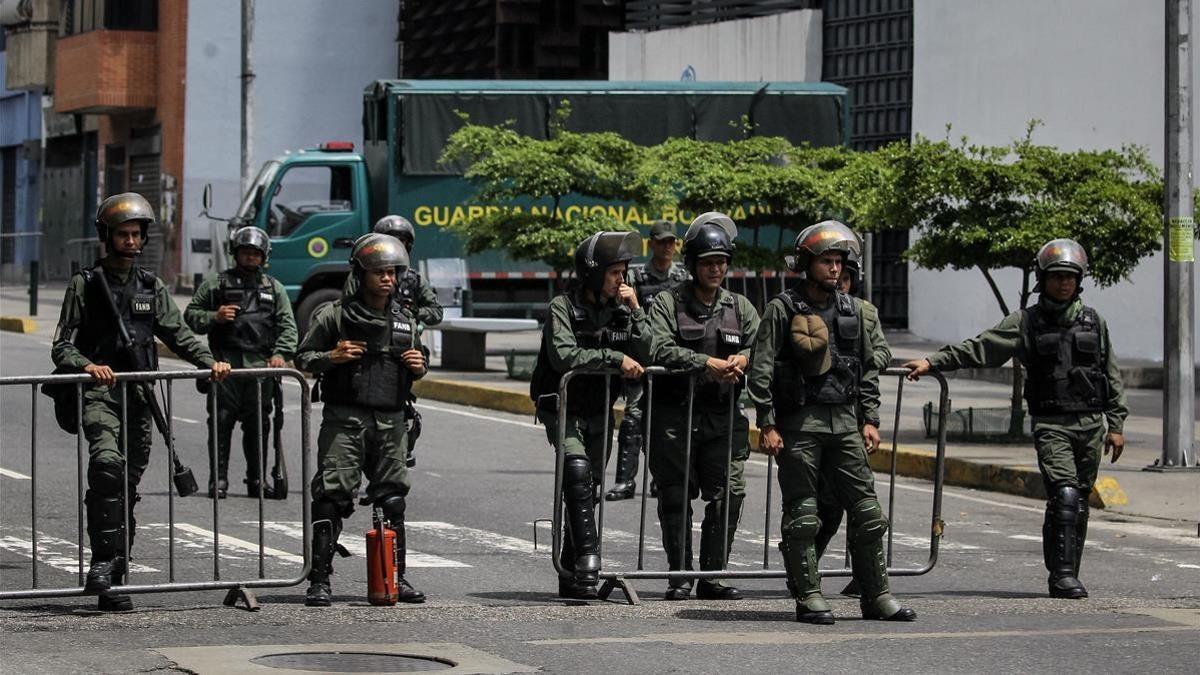 zentauroepp39565633 ven304  caracas  venezuela   05 08 2017  militares vigilan a170806151904