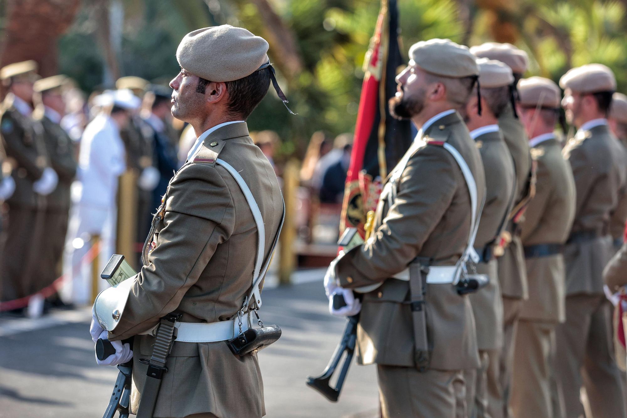 Arriado de la bandera nacional y exposición de material del Ejército