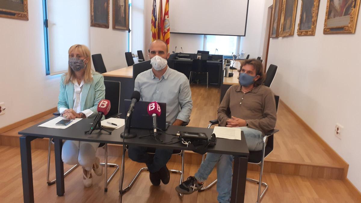 Catalina Soler, Jaume Monserrat y Joan Aznar, hoy en la sala de plenos del ayuntamiento de Felanitx