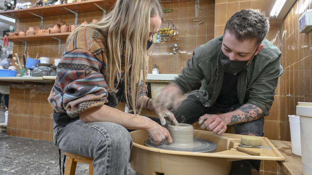 Rubén Mañas asesora a una de las alumnas en el modelado de la arcilla en el torno en la Escuela de Cerámica Forma Torno Alfarero.