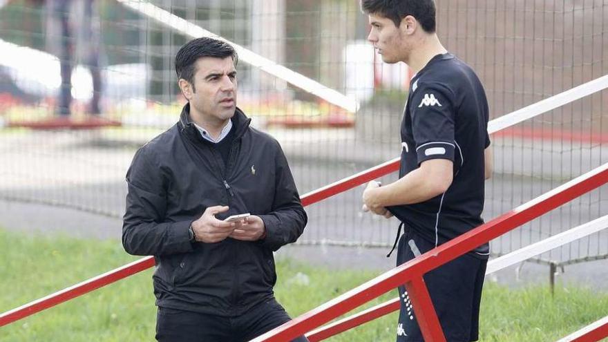 Jorge Meré conversa con Nico Rodríguez en el acceso al campo número 2 de Mareo.