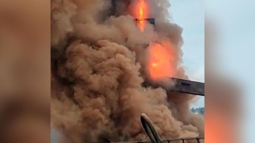 Un espectacular incendio obliga a desalojar la factoría de Arcelor en Gijón.
