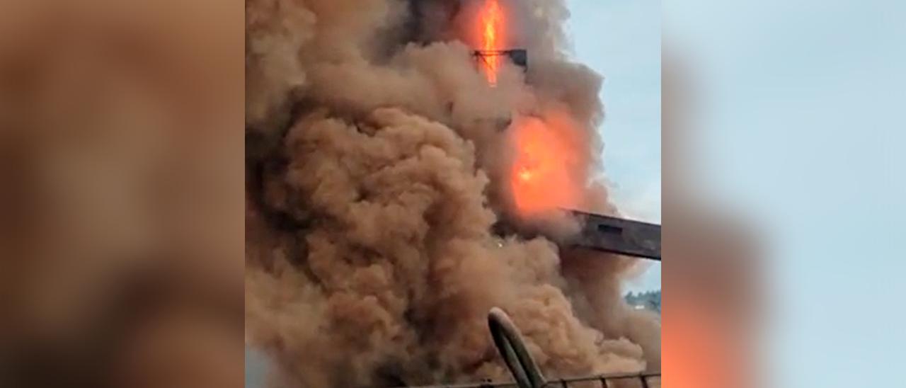 Un espectacular incendio obliga a desalojar la factoría de Arcelor en Gijón