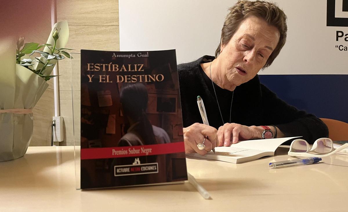 La bióloga y maestra Assumpta Gual firma su primer libro, ayer, en la presentación de Palma.