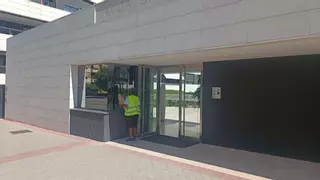 Mutismo y puertas cerradas en la urbanización de Montecarmelo donde dos niñas fueron abusadas por un repartidor: "Es una putada, una putada"