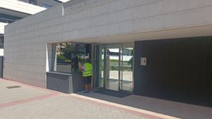 Un repartidor habla con el conserje de la urbanización donde ocurrieron los hechos.