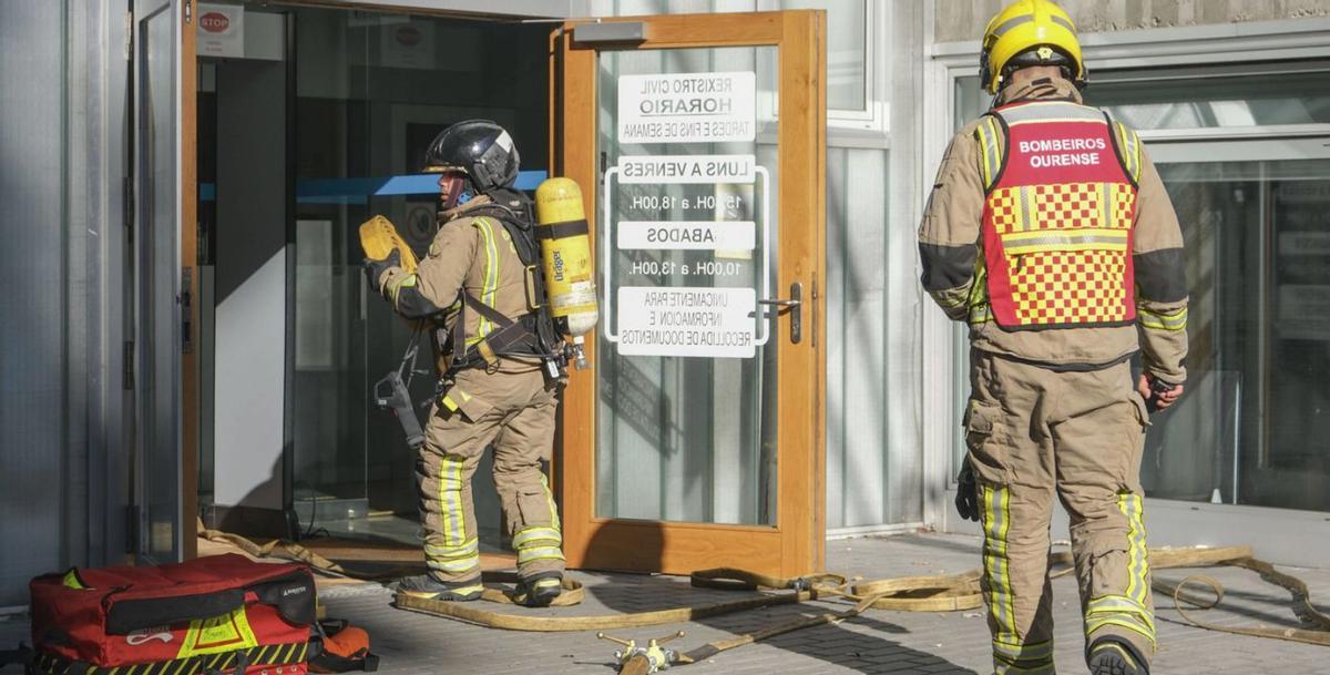 Los bomberos, durante el simulacro de intervención en caso de un incendio en el juzgado. | Roi Cruz