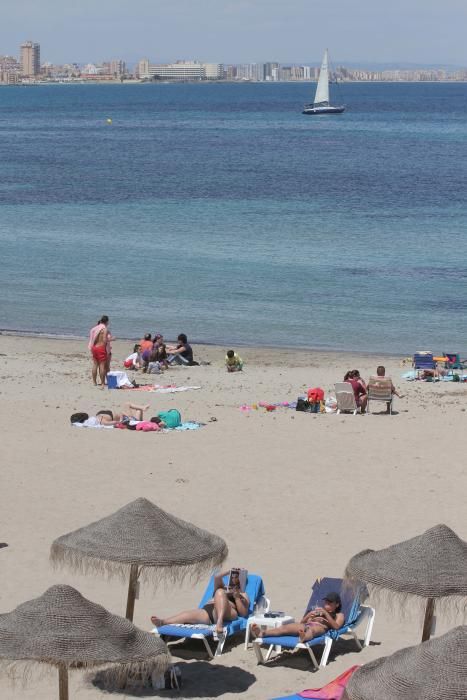 Turistas y locales disfrutan de un día de playa