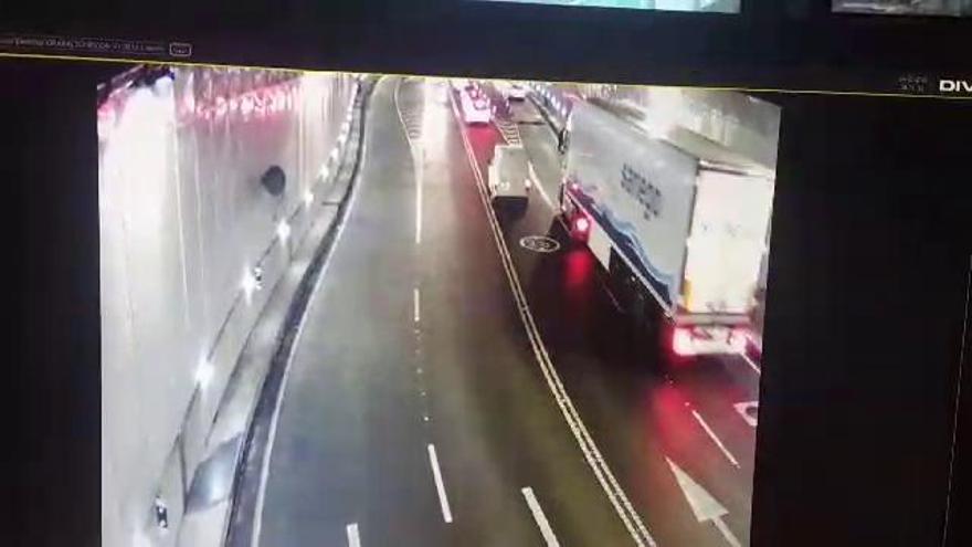 Así fue el accidente del camión que atascó el túnel de María Pita