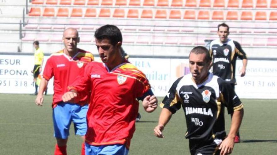 El ariete esteponero Chupi, que parece vivir una segunda juventud, volvió a destacar ayer.