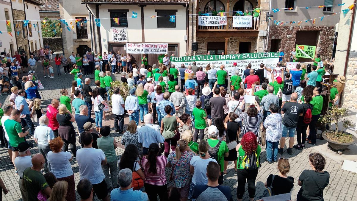 Manifestación contra la planta de biogás en Arenas de Cabrales.