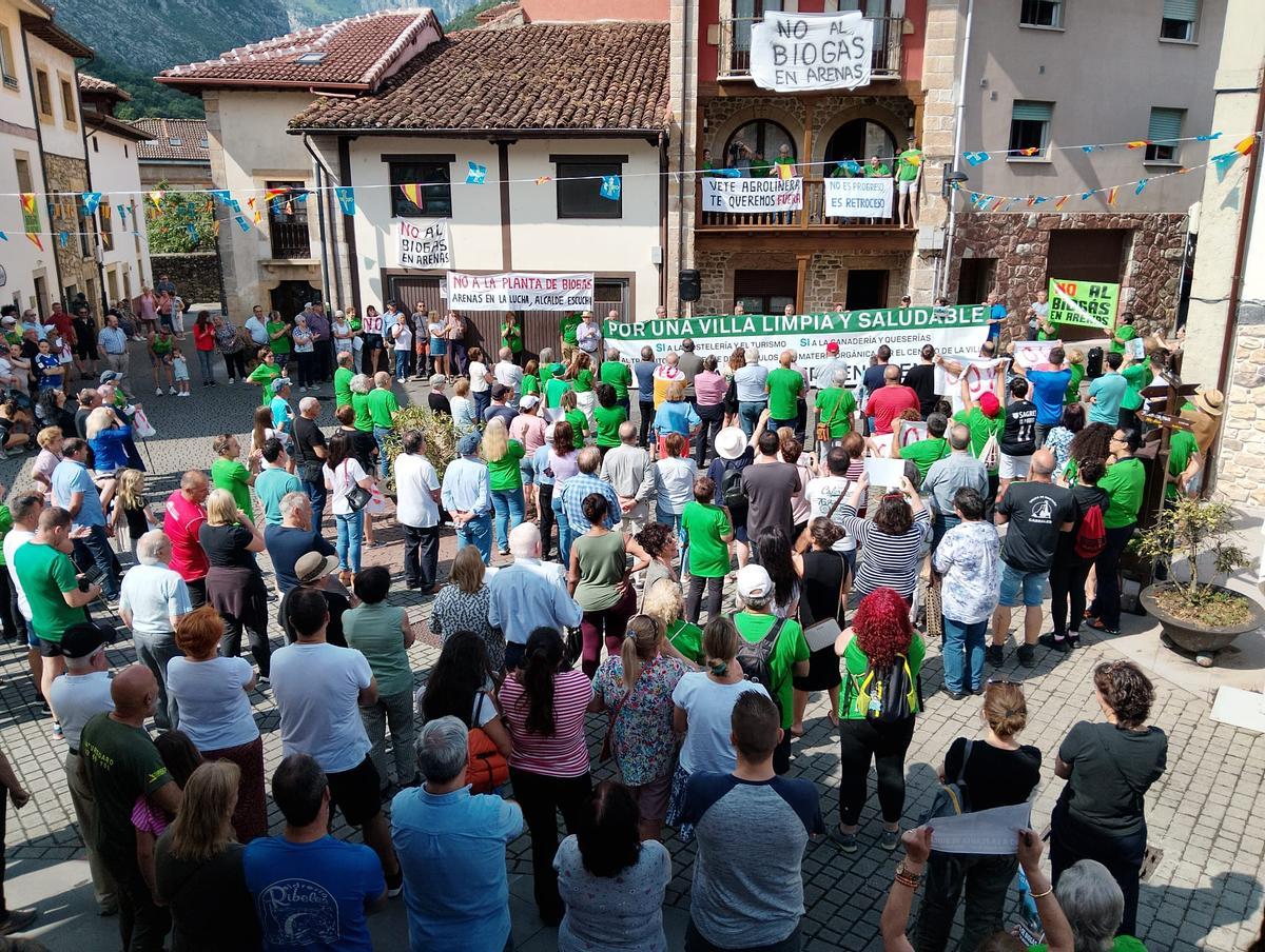 Manifestación contra la planta de biogás en Arenas de Cabrales.