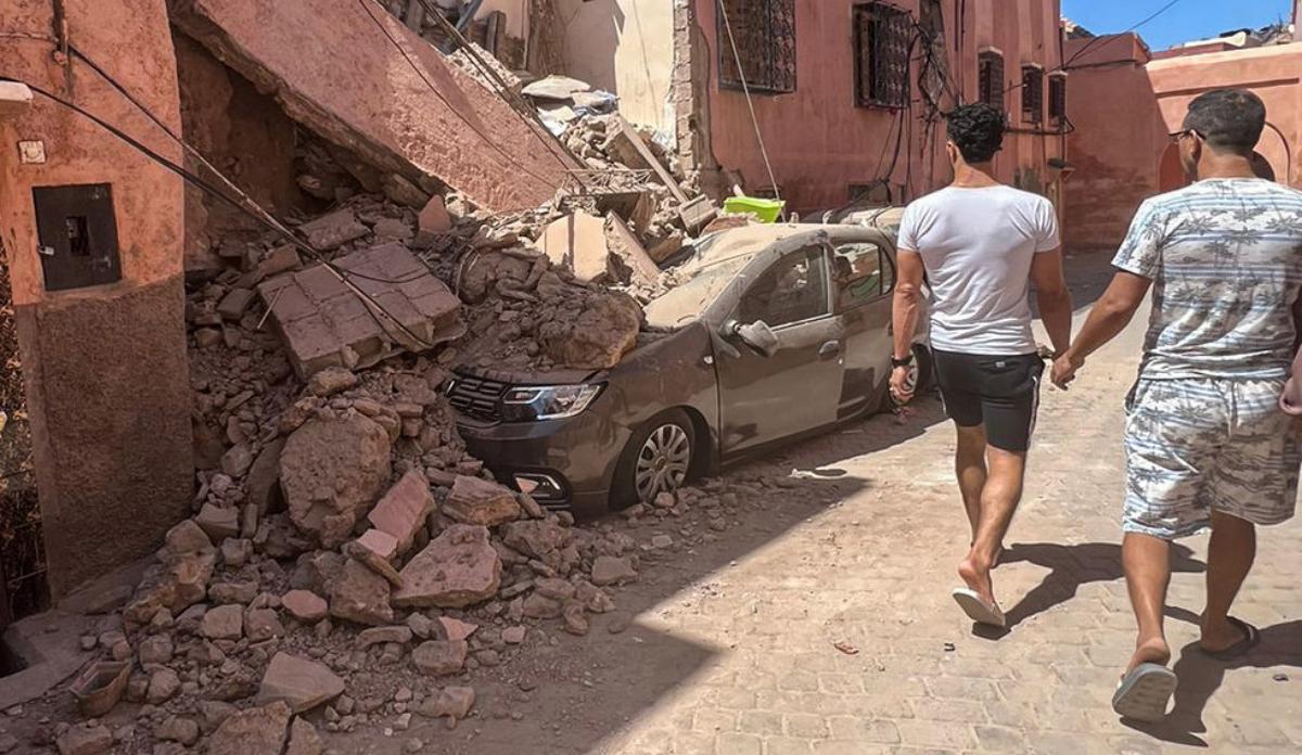 La gente inspecciona los daños en Marrakech tras el potente terremoto que azotó Marruecos.