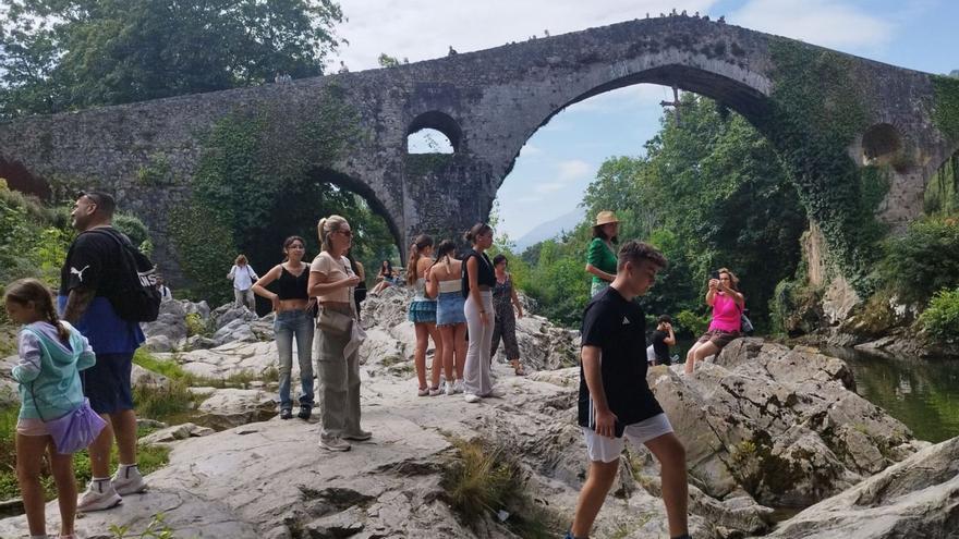 Turistas en las inmediaciones del puente «romano» de Cangas en una imagen tomada en agosto de 2024. | LNE
