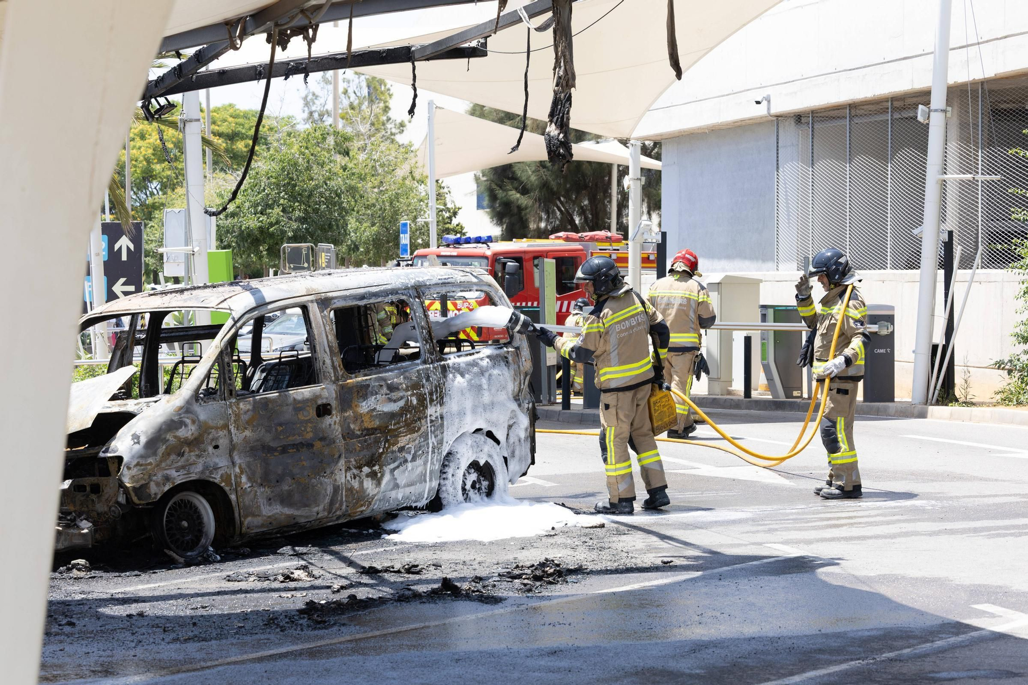 Todas las imágenes del incendio de un vehículo en el aeropuerto de Ibiza