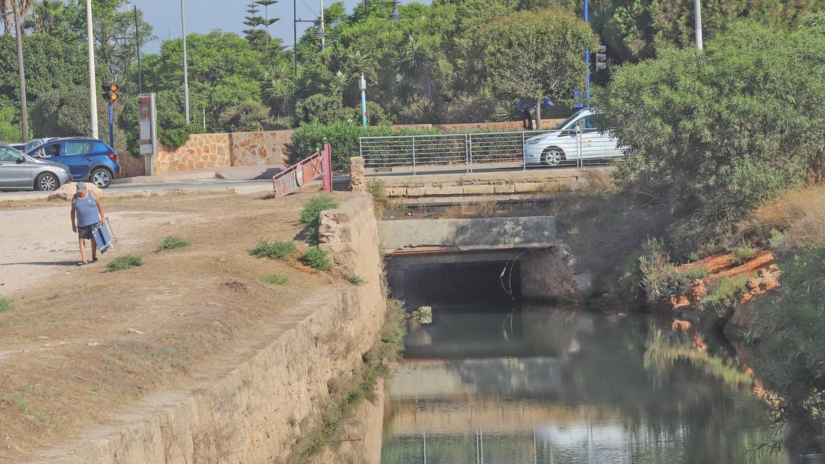 Canal del Acequión. Baraka urbanizaría el margen que se ve a la izquierda y Metrovacesa la zona izquierda