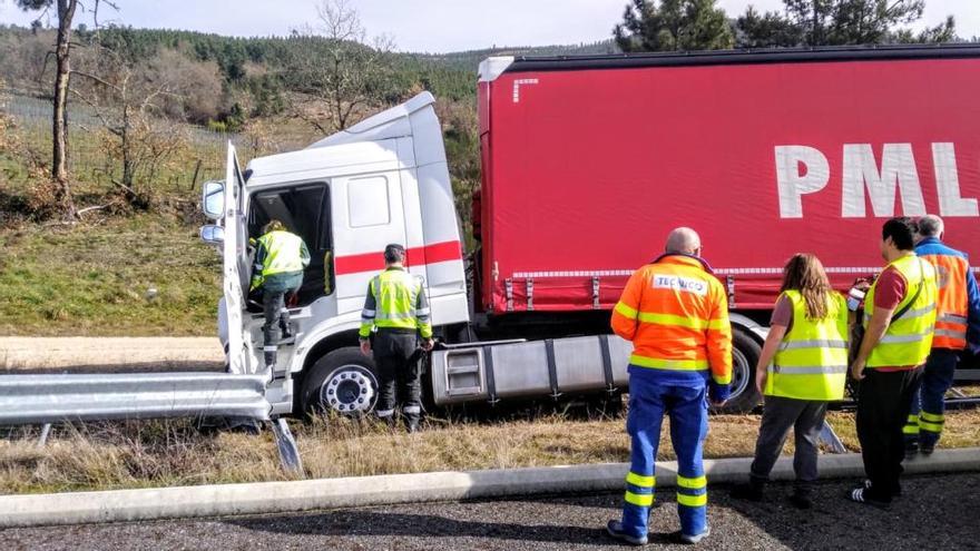 El vehículo quedó fuera de la calzada. // FDV