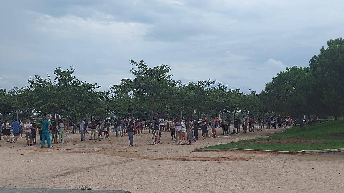 Colas para vacunarse en el auditori