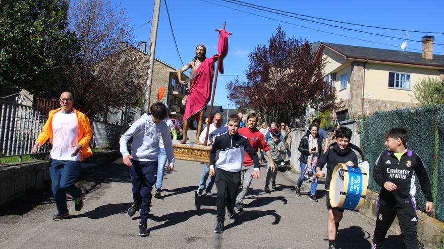 Puebla de Sanabria vive la procesión más larga y más rápida del Resucitado