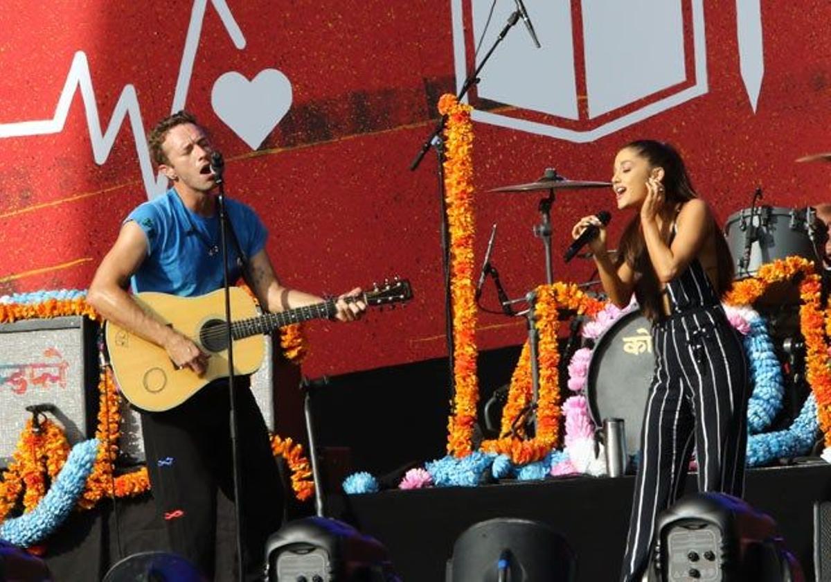Chris Martin y Ariana Grande, durante su actuación en el 2015 Global Citizen Festival