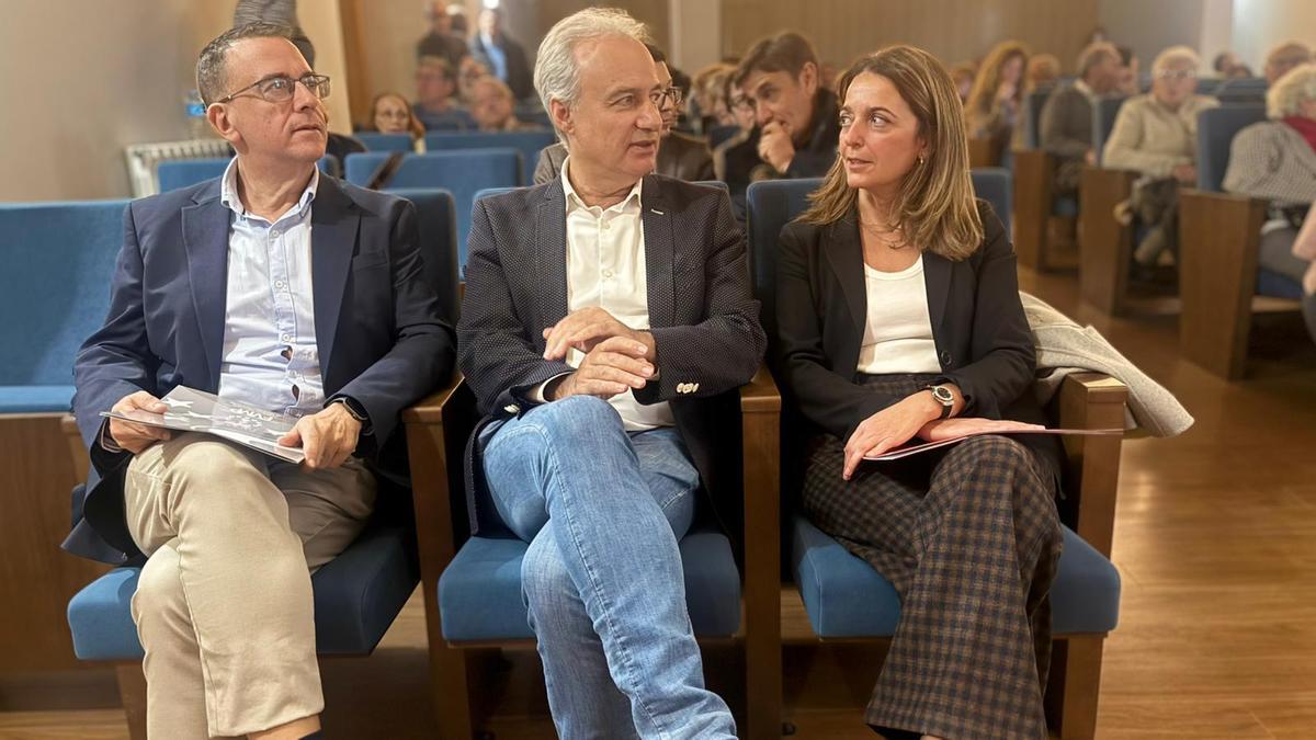 El alcalde de Utiel junto a a consellera Núria Martínez.